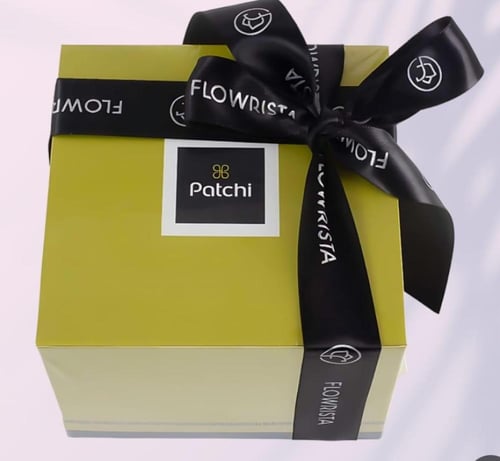 فازة ورد أبيض مع عبارة تهنئة اكريليك