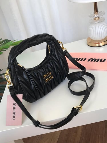 شنطة ميو ميو درجة أولى