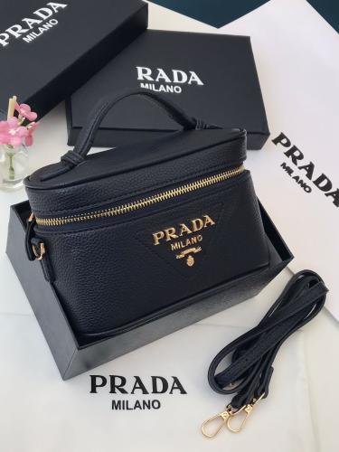 حقيبة ميك اب برادا