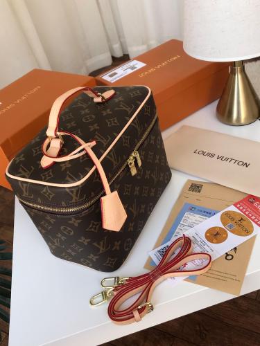 شنطة إل في درجة أولى