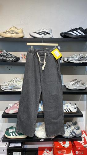 بنطلون جينز واسع (Baggy Jeans)