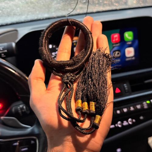 تعليقة سيارة عقال ذهبي