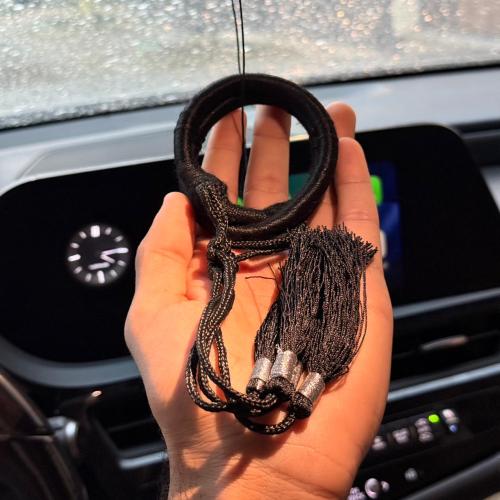 تعليقة سيارة عقال فضي