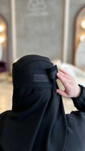 نقاب الاصق