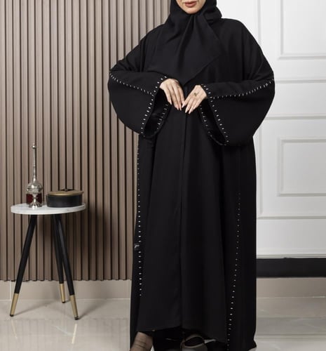 عباية بخطوط بيضاء