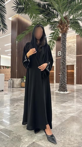 عباية بتطريز عشوائي