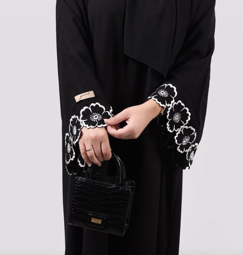 عباية تطريز بالأكمام