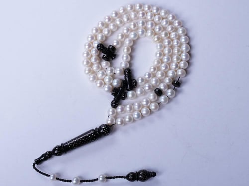 سبحة من الؤلؤ مع طقم من خشب الكوك مطعم بالفضة 1993...