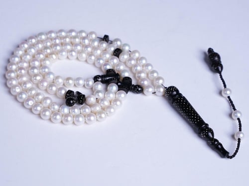 سبحة من الؤلؤ مع طقم من خشب الكوك مطعم بالفضة 1993...