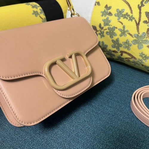 شنطة فالنتينو غارافاني VLogo Signature بسلسلة 18 س...