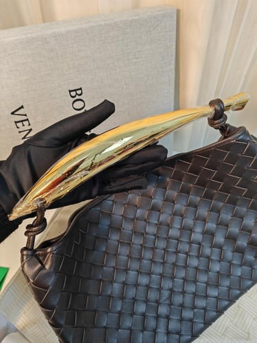 حقيبة ساردين بيد علوية مجدولة من بوتيغا فينيتا - ب...