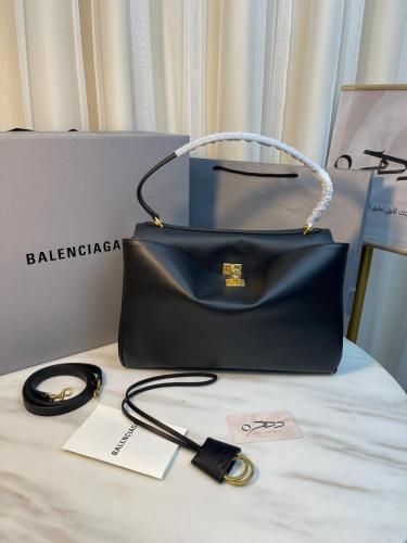 شنطة الموسم BALENCIAGA
