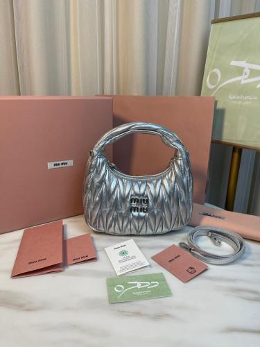 شنطة يد وكتف ميو ميو واندر ماتلاسيه ميني - فضي