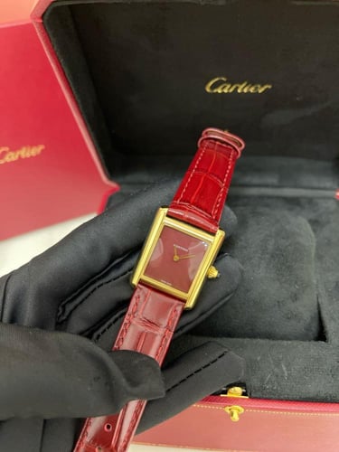 ساعة تانك لويس كارتييه 33 باطار مطلي بالذهب