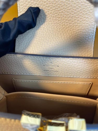 شنطة لويس فيتون كابوسين ميني 21 سم - لاتيه