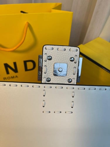 شنطة فندي باقيت سلريا درزات ميديم 27 سم - أبيض