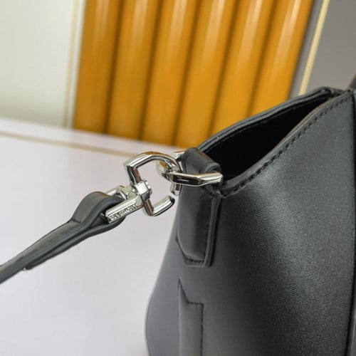 حقيبة أنتيغونا لوك الجلدية من جيفنشي