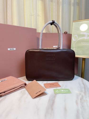 حقيبة جلدية ميو ميو قياس 34 بمقبض علوي