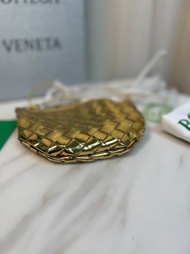 حقيبة ساردين ميني مجدول من بوتيغا فينيتا - ذهبي