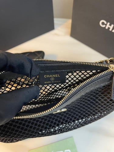 حقيبة كلاتش بسلسلة مع شبك بشعار شانيل - أسود