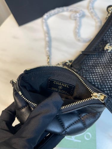 حقيبة كلاتش بسلسلة مع شبك بشعار شانيل - أسود