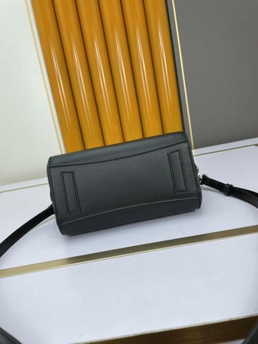 حقيبة أنتيغونا لوك الجلدية من جيفنشي