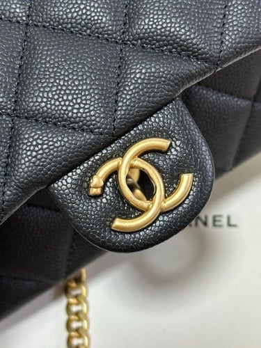 شنطة شانيل كلاسيك لامبسكن 19 سم - أسود وذهبي