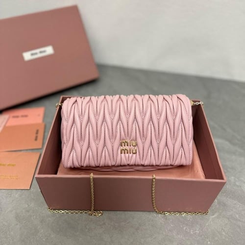 حقيبة كلاتش ميو ميو 18 سم