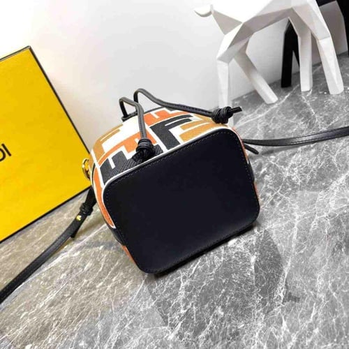 حقيبة دلو 18 سم جلدية من فندي مون تريزور