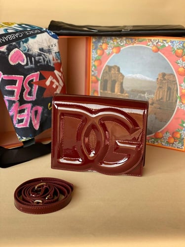 حقيبة كروس بشعار DG جلد لامع من دولتشي & غابانا