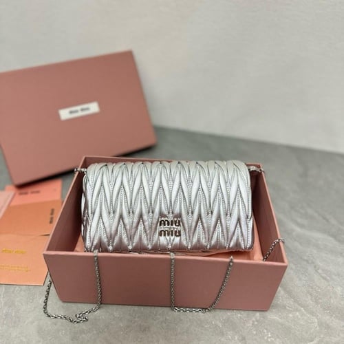 حقيبة كلاتش ميو ميو 18 سم