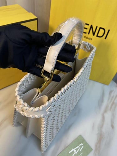 شنطة فندي بيكابو جلد محبوك سمول - اوف وايت