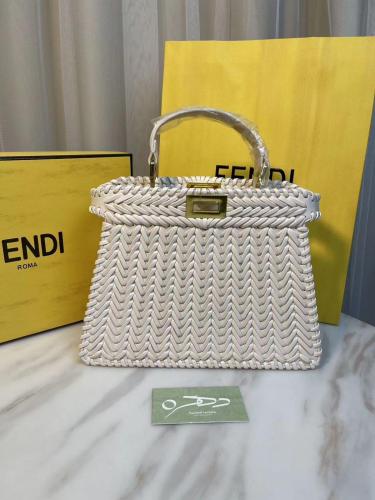 شنطة فندي بيكابو جلد محبوك سمول - اوف وايت