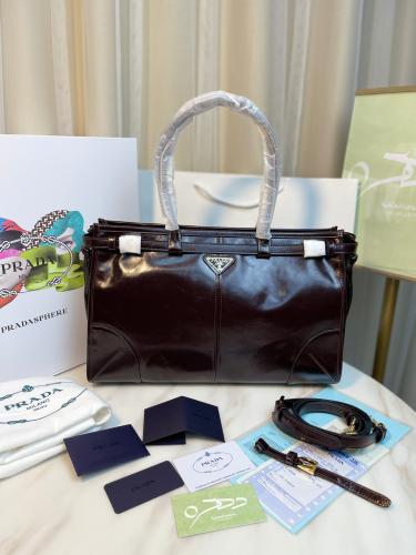 حقيبة برادا الجلدية الكلاسيكية بشعار برادا