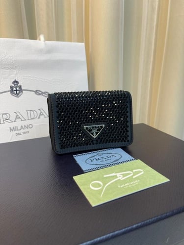 حقيبة برادا الكريستالية بحمالة كتف