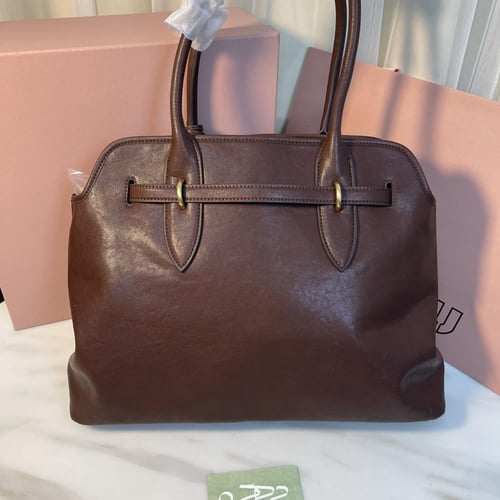 حقيبة أفنتشر الجلدية من ميو ميو مقاس 40 سم