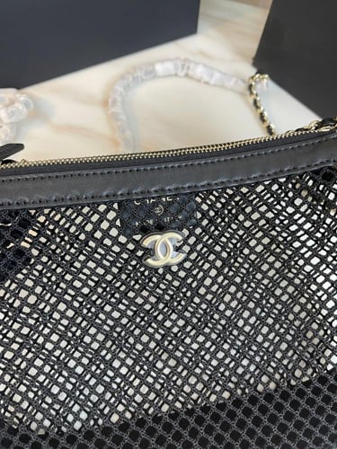 حقيبة كلاتش بسلسلة مع شبك بشعار شانيل - أسود