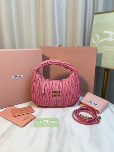 شنطة يد وكتف ميو ميو واندر ماتلاسيه ميني