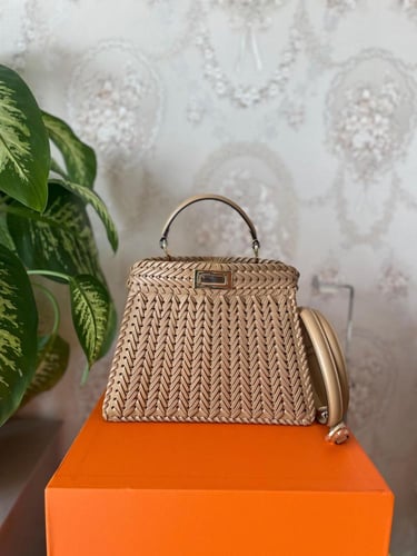 شنطة فندي بيكابو جلد محبوك سمول