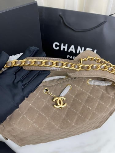 حقيبة شانيل هوبو بنية فاتحة بالشعار