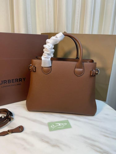 حقيبة توت بانر من بيربري 34 - بني فاتح