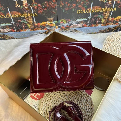 حقيبة كروس بشعار DG جلد لامع من دولتشي & غابانا