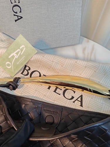 حقيبة ساردين بيد علوية مجدولة من بوتيغا فينيتا - ب...