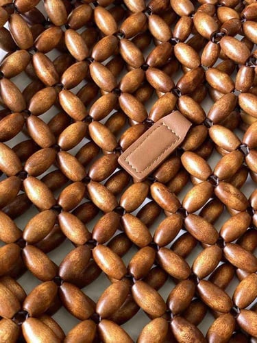 حقيبة سان لوران باكيت المرنة بهيكل خارجي خشبي مفتو...