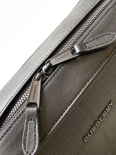 حقيبة بربري 36 سم بنقشة مربعات ومزينة بشعار من الج...