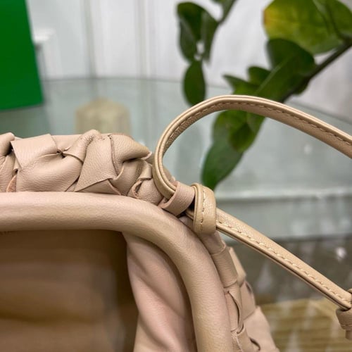 حقيبة سمول دستباغ من فينيتا بوتيغا