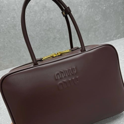 حقيبة جلدية ميو ميو قياس 34 بمقبض علوي