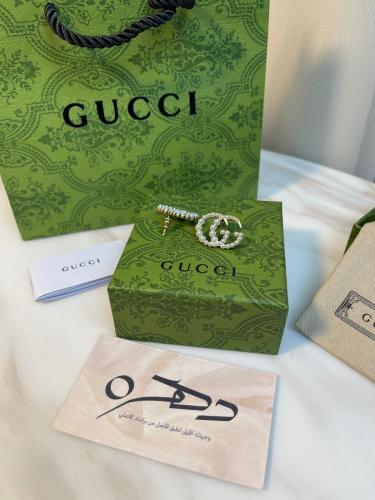 أقراط من اللؤلؤ بنقش GG مطلي من قوتشي