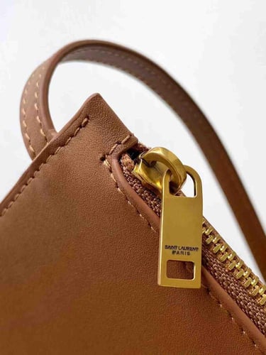 حقيبة سان لوران باكيت المرنة بهيكل خارجي خشبي مفتو...