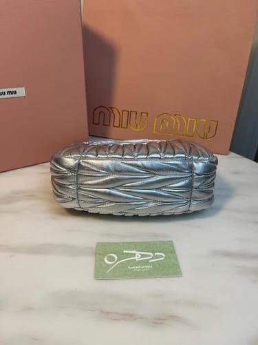 شنطة يد وكتف ميو ميو واندر ماتلاسيه ميني - فضي